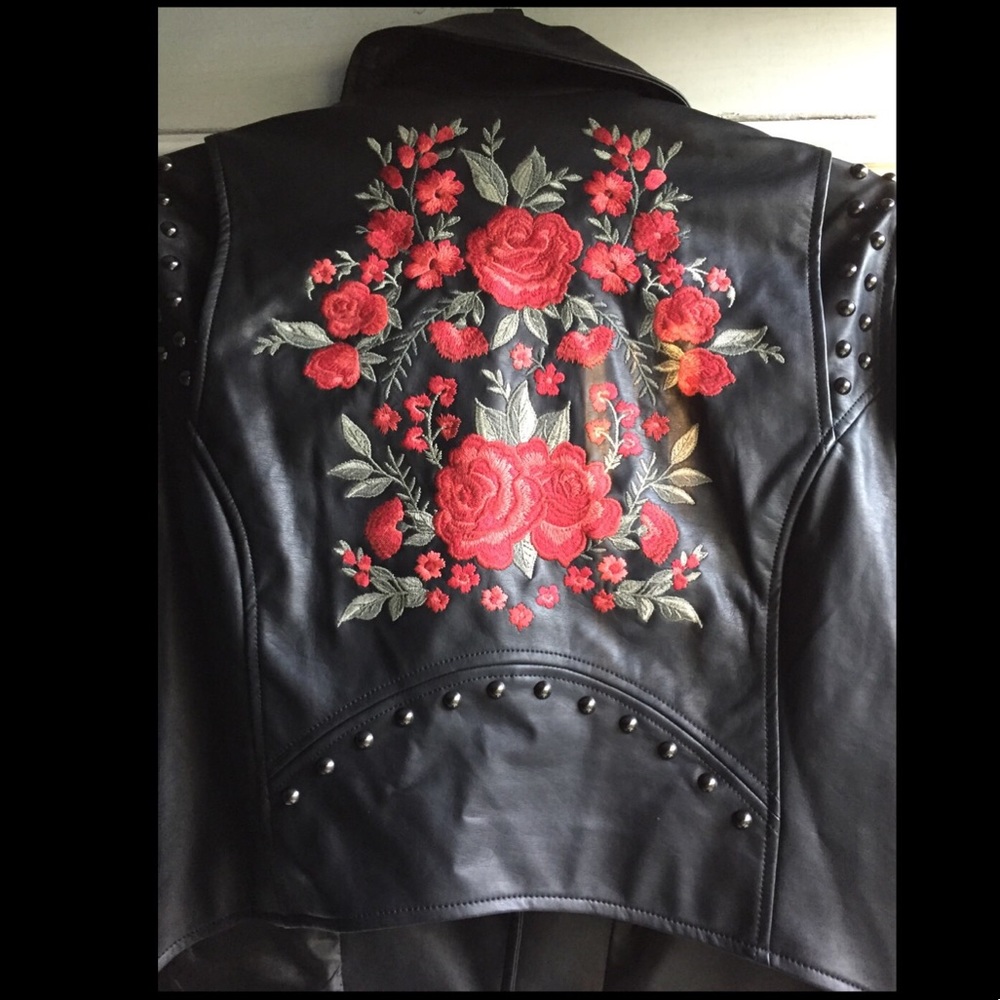 🌹SOLD🌹TORRID 10/12 Black Red Rose studded Jacket - Picture 5 of 8